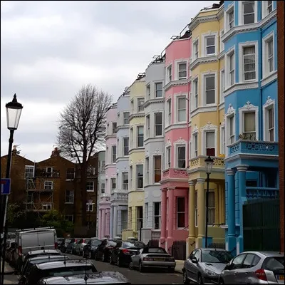 Quel type de fête, dont le nom signifie étymologiquement "enlever la viande", a lieu au mois daoût à Notting Hill ?