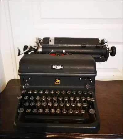 Quel objet du XVIIIe siècle ressemblait à une machine à écrire moderne ?