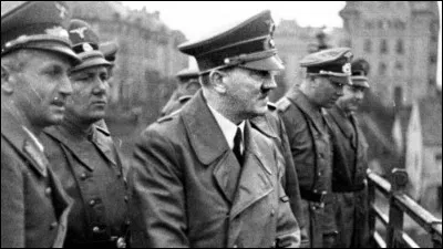 Adolph Hitler meurt deux jours plus tard le 30 avril : de quelle façon ?
