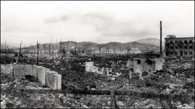 La première bombe atomique est lâchée par les Etats-Unis sur Hiroshima le ...