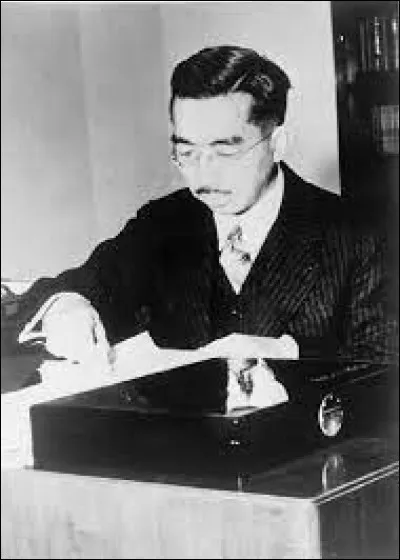 Qu'annonce l'empereur du Japon dans son allocution du 15 août à la radio ?