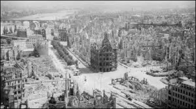 Du 13 au 15 février 1945, en une nuit et deux jours, près de 1 300 bombardiers britanniques et américains larguent près de 4 000 tonnes de bombes explosives et incendiaires : sur quelle ville allemande ?