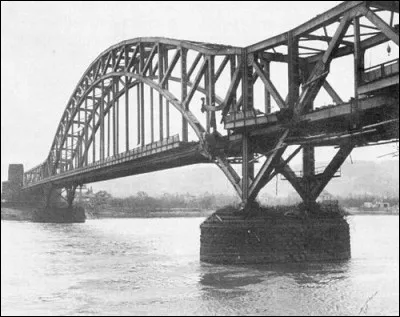 Le 7 mars, l'armée américaine franchit le pont Ludendorff, plus connu sous le nom de pont de Remagen : quel fleuve enjambe-t-il ?