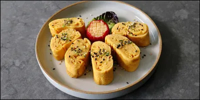 Quel est le nom de l'omelette japonaise sucrée qui est souvent servie en dessert ?