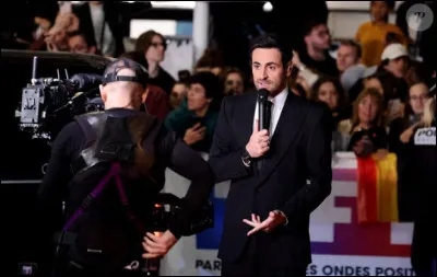 À la suite d'une blessure de Nikos, en quelle année anime-t-il les NRJ Music Awards ?