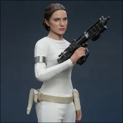 A ce moment, quel est le statut politique de Padmé Amidala ?