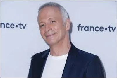 En 2016, Samuel Étienne devient le nouveau présentateur du jeu "Questions pour un champion".