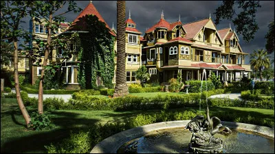 Quelle est la particularité de la Maison Winchester, située en Californie ?