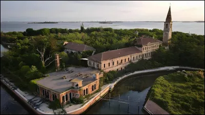Nous reparlons d'une île ! À présent, penchons-nous sur l'île de Poveglia, en Italie. Il y a des siècles, à quoi servait-elle ?