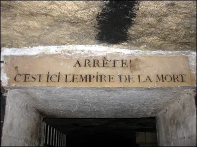 De retour en France ! Les catacombes de Paris, lieu très populaire, abritent des milliers...