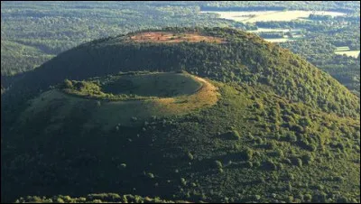 Volcan éteint dont le sommet ressemble à un chaudron renversé, d'où son surnom de "Chaudron", où se situe le Grand Sarcouy ?