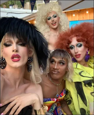 Qui a prononcé cette phrase dentrée « Hey guys » ?