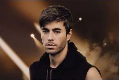 Dans quel pays Enrique Iglesias a-t-il débuté sa carrière ?
