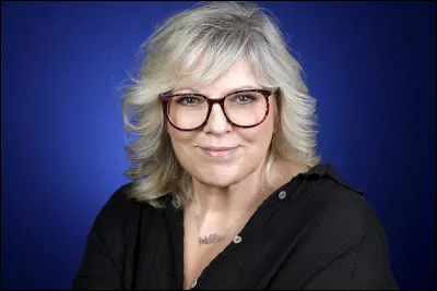 Quelle station de radio Laurence Boccolini a-t-elle intégrée en 1987 ?