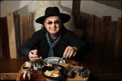 À quel âge Marc Veyrat a-t-il ouvert sa première auberge avec sa femme ?