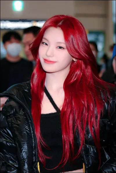 Quelle membre de Itzy a les cheveux rouges sur l'image ?