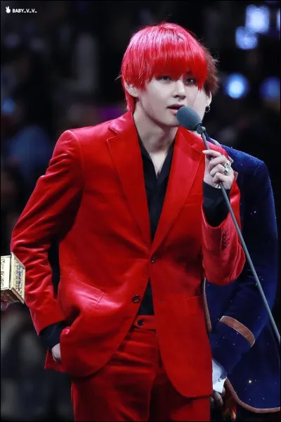 En quelle année V de BTS a eu les cheveux rouges pour les MAMA Awards ?