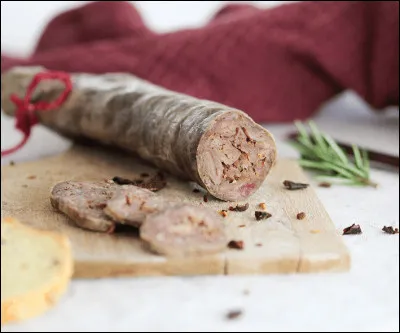 À partir de la viande de quel animal, fabrique-t-on très majoritairement l'andouille ?