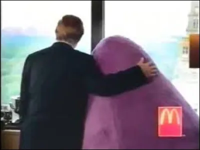 Comment s'appelle la mascotte avec laquelle Donald Trump a tourné cette publicité pour McDonald's ?