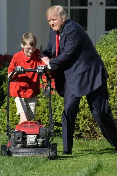 Pendant combien de temps Donald Trump a-t-il regardé le garçon de l'image tondre la pelouse de la Maison Blanche ?