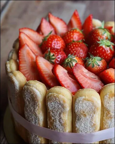 Traditionnellement, quel biscuit est utilisé dans la préparation d'une charlotte ?
