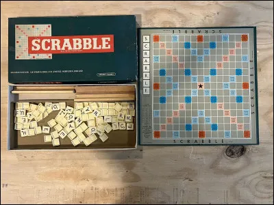 À quel film appartient cette réplique : "Tenez, vous avez oublié votre Scrabble !" ?