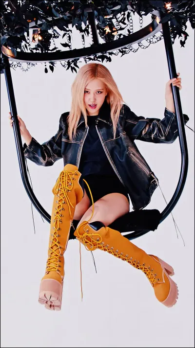 Qui chante "New Woman " ?