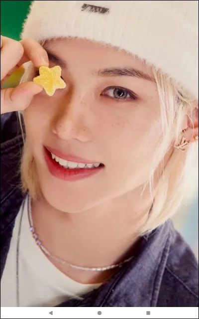 Qui chante "Strategy" ?