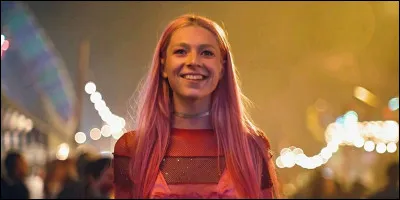 Qui rencontre-t-elle à la rentrée, qui devient sa meilleure amie et son premier grand amour ?