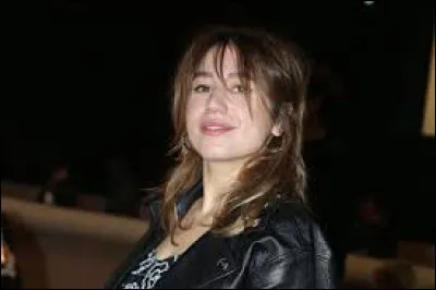 Je suis la fille de Jacques Higelin, j'ai été scolarisée à l'École alsacienne à Paris et ai participé en tant qu'artiste au Printemps de Bourges.
 Qui suis-je ?