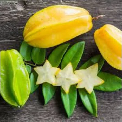 Quel est le nom de ce petit fruit exotique originaire d'Asie jaune orangé avec des côtes saillantes disposées en étoiles ?