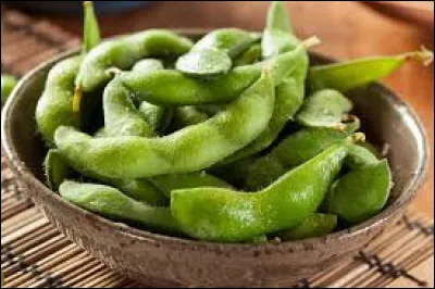 Quelle est cette préparation asiatique de fèves de soja encore vertes et consommées en cosses en guise d'apéritif ?