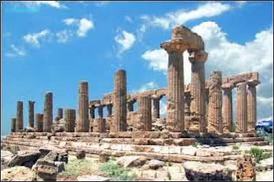 Quelle ville de Sicile est connue pour sa Vallée des Temples ?