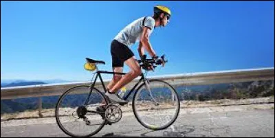 En cyclisme, comment s'appelle la position qui consiste à pédaler sans prendre appui sur la selle ?