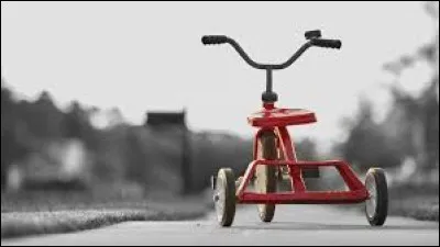 Sur quel véhicule à trois roues les enfants apprennent-ils à faire du vélo ?