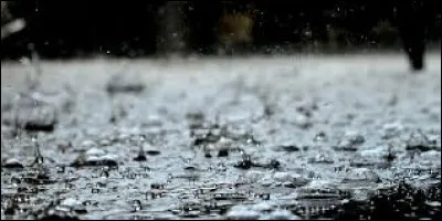 Quelle pluie soudaine et de courte durée est typique du mois de mars ?