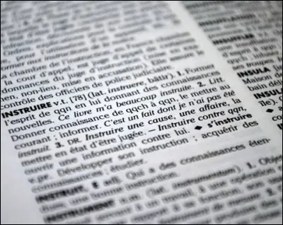 Quelle est la signification du terme "machiavélisme" dans le contexte de la politique ?