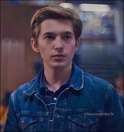 Quel rôle joue Ethan durant la pièce ?