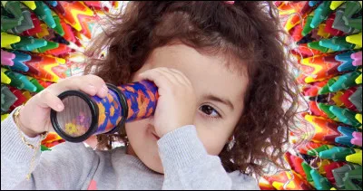 À vue de nez, je ne doute pas que vous sachiez bien écrire le nom de cet instrument optique réfléchissant à l'infini et en couleurs, hein ?