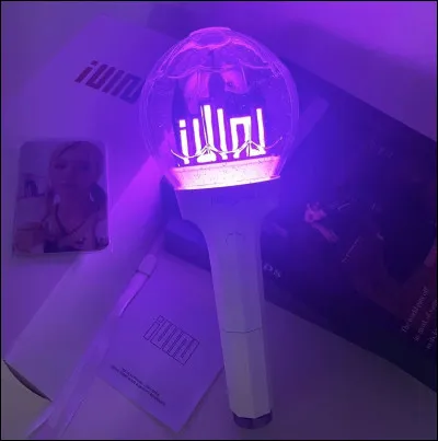 Le lightstick présent sur la photo appartient-il au groupe ?