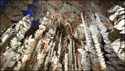 Ne cherchez pas après un courant d'air, c'est un aven donc le(la) :