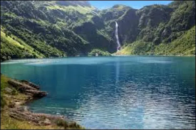 Nous partîmes cinq cents, mais par un prompt renfort, nous nous vîmes trois mille en arrivant au port. Qu'il a dit le gars ! Il y a port et port. Il y a le port au bord de l'eau mais où verrez-vous le port montagnard ?