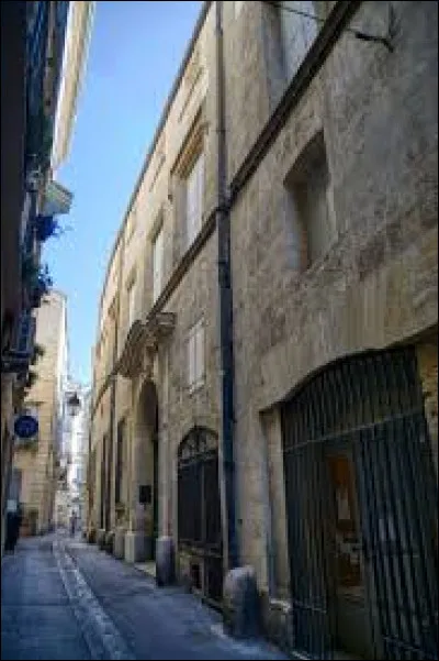 Dans quelle ville du Midi, associée au port de Lattes, a-t-il installé le centre de son empire commercial ?