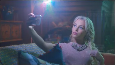 Qui est celle qui dirige ce qui se passe dans la chambre, et son ennemie au début ?