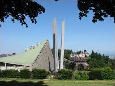 Notre balade dominicale commence à 13 kilomètres de Colmar, devant l'église moderne Notre-Dame-de-l'Annonciation, aux Trois-Épis. Hameau du canton de Kaysersberg, partagé entre trois communes, il se situe dans le département ...