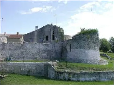 Je vous propose de faire une halte en Lorraine, devant le château de Qui qu'en grogne, à Moyen. Village du Lunévillois, sur les bords de la Mortagne, il se situe dans le département ...