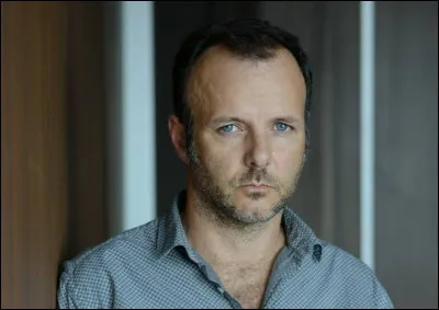 Il forme en 1996 avec d'autres com&eacute;diens, la troupe ''Les Robins des Bois'', quel com&eacute;dien n'en fait pas partie ?