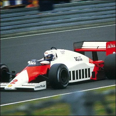 Quel pilote de formule 1, quadruple champion du monde, était réputé pour son approche intellectuelle de la course au point den recevoir un surnom ?