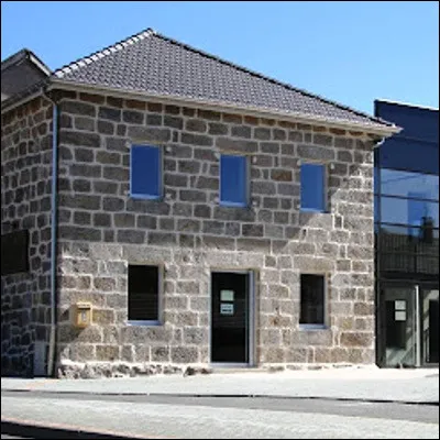 Quelle commune de Haute-Loire possède un lieu de mémoire fondé en 2013 pour rappeler laccueil et le sauvetage de Juifs par des habitants du village pendant lOccupation ?