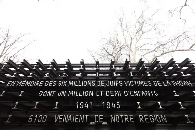 Cette affirmation est-elle vraie : Il est imputée à Klaus Barbie la responsabilité de l'exécution ou du meurtre d'environ 2000 personnes ainsi que la déportation de 3500 juifs ?